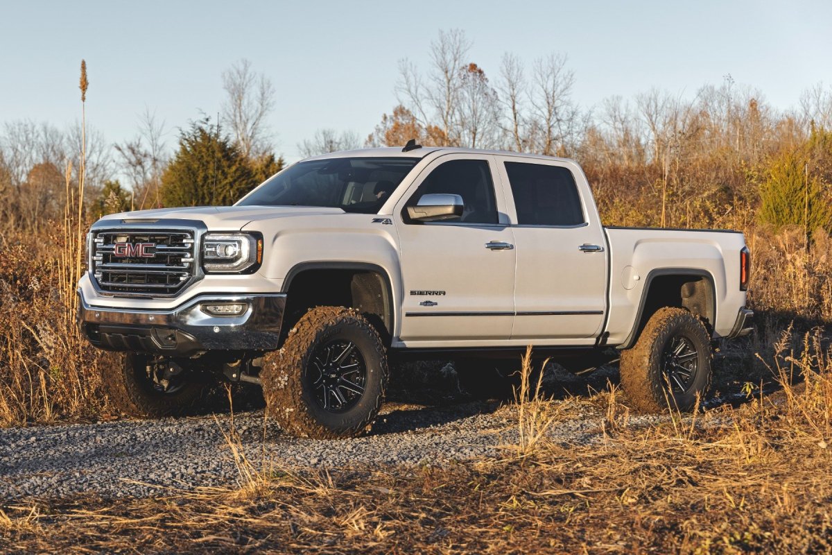 GMC Sierra 1500 Suspension Lift Kit - Rough Country - 7 Inch Stamped Steel LCA | Forged UCA | Bracket | Vertex/V2 Shocks - '16-'18